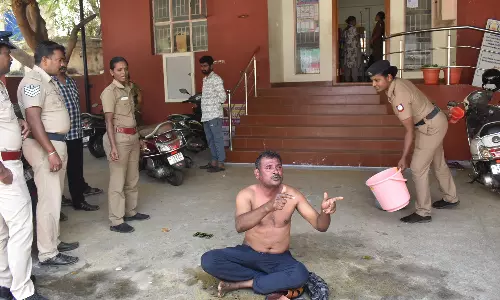 ஈரோடு மகளிர் காவல் நிலையம் முன்பு தீக்குளிக்க முயன்ற நபரால் பரபரப்பு