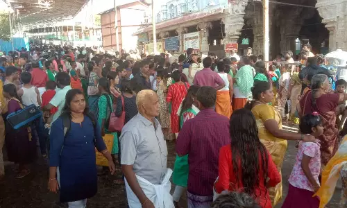 திருச்செந்தூர் கோவிலில் அலைமோதிய பக்தர்கள் கூட்டம்