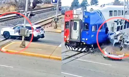 ரெயில்வே கேட்டில் சிக்கிய கார் டிரைவரின் சாமர்த்தியம்