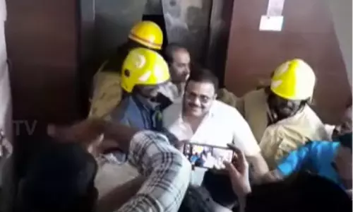 ஒரு மணி நேரம் லிப்டில் சிக்கி தவிப்பு: காங்கிரஸ் எம்.பியை மீட்ட தீயணைப்புத்துறை