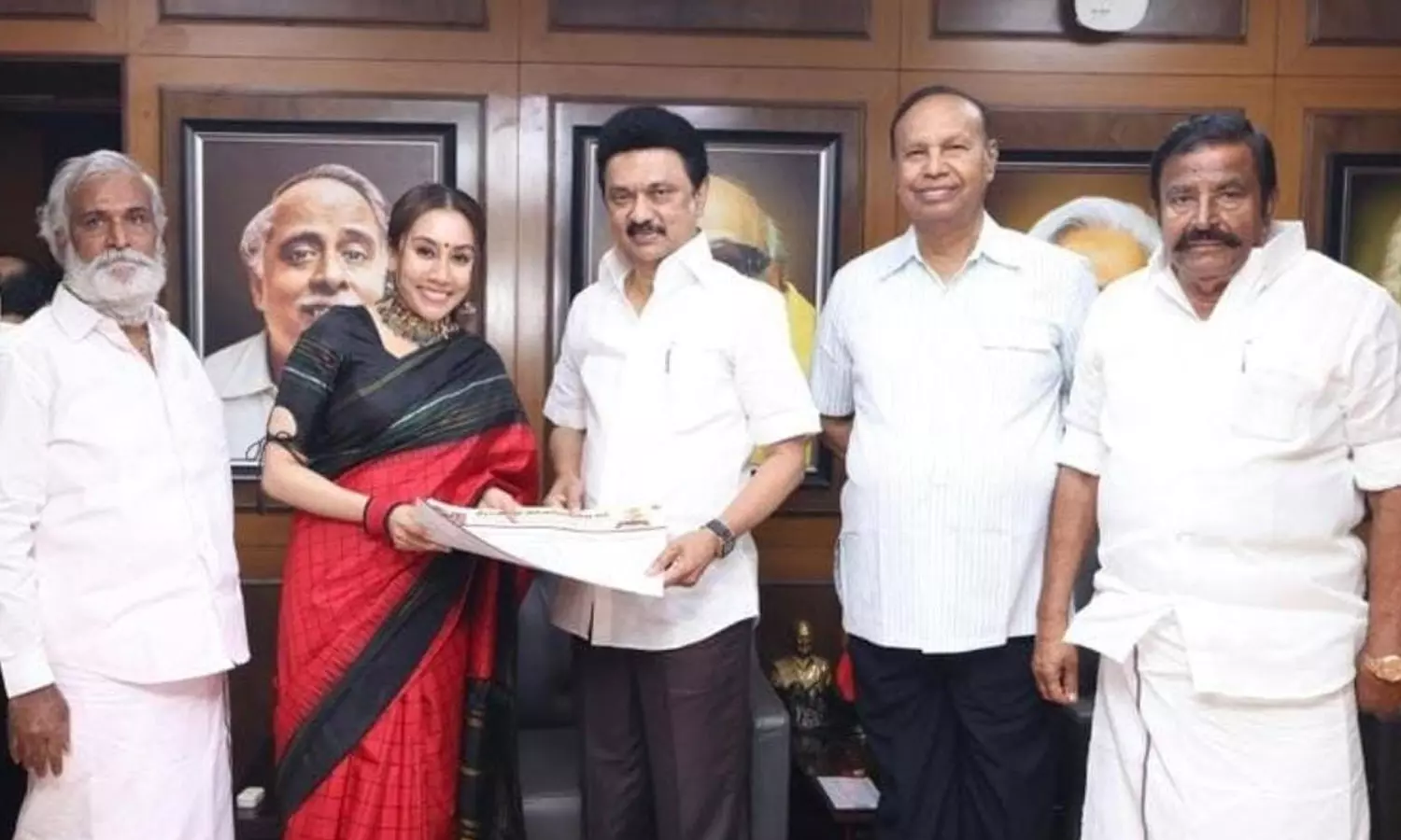 நடிகர் சத்யராஜின் மகளுக்கு தி.மு.க.வில் மாநில அளவில் பொறுப்பு நடிகர் சத்யராஜின் மகளுக்கு தி.மு.க.வில் மாநில அளவில் பொறுப்பு