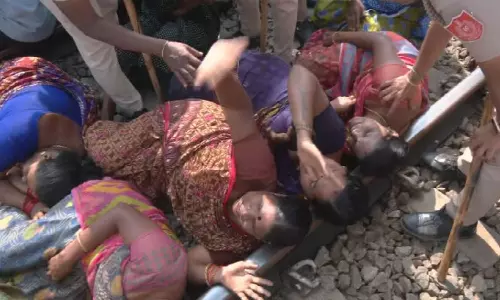 தண்டவாளத்தில் படுத்து ரெயில்களை முடக்கிய மீனவர்கள்.. மறியலால் காரைக்காலில் பரபரப்பு