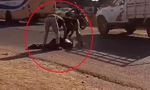 பட்டப்பகலில் நடுரோட்டில் அண்ணனை கத்தியால் குத்திக் கொன்ற தம்பி.. பதறவைக்கும் வீடியோ