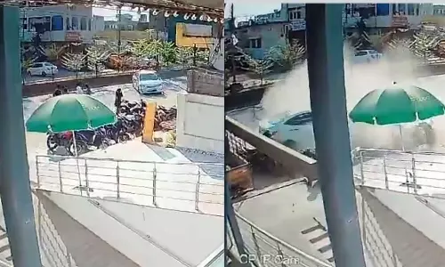 VIDEO: சாலையோரம் நிறுத்தப்பட்டிருந்த பைக்குகள் மீது வேகமாக மோதிய கார் - 3 பேர் காயம்