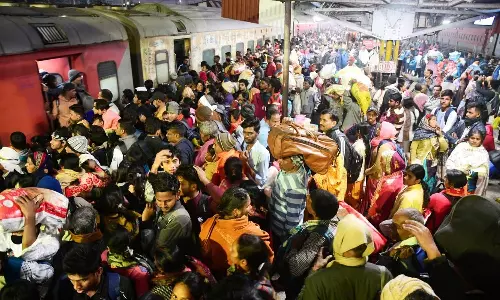 டெல்லி கூட்ட நெரிசல் விபத்து எதிரொலி: பீகார் ரெயில் நிலையங்களில் டிக்கெட் இல்லாமல் செல்லும் பயணிகளுக்கு தடை