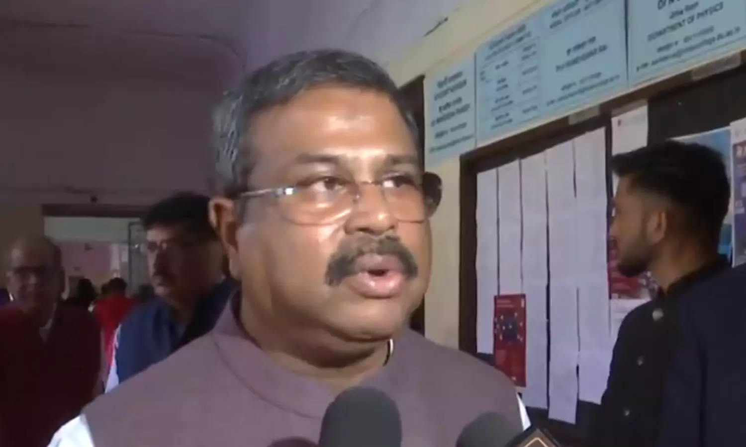 மும்மொழிக்கொள்கை மூலம் இந்தியை திணிக்கவில்லை- தர்மேந்திர பிரதான் மும்மொழிக்கொள்கை மூலம் இந்தியை திணிக்கவில்லை- தர்மேந்திர பிரதான்