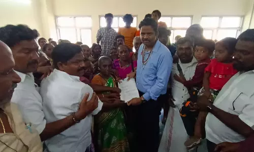 இலவச மனைபட்டா கேட்டு கலெக்டருக்கு பாசிமணி மாலை அணிவித்து மனு கொடுத்த நரிக்குறவ பெண்கள்