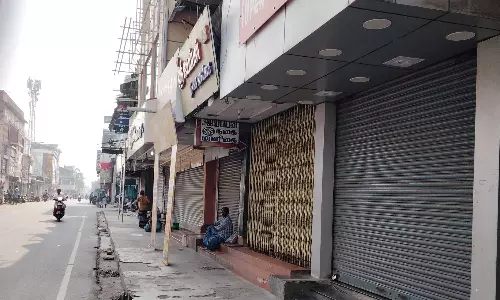 இலங்கை கடற்படையை கண்டித்து காரைக்காலில் கடையடைப்பு போராட்டம்