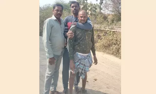 வேலூர் அடுக்கம்பாறை ஆஸ்பத்திரியில் இருந்து தப்பி ஓடிய கைதி சிக்கினார்- 4 போலீசார் சஸ்பெண்டு