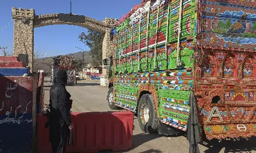 பாகிஸ்தானில் நிவாரண பொருட்கள் ஏற்றிச்சென்ற வாகனங்கள் மீது துப்பாக்கி சூடு