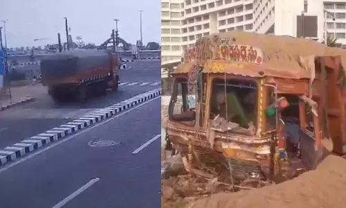 VIDEO: விசாகப்பட்டினத்தில் தடுப்புச் சுவரை இடித்துக்கொண்டு பாய்ந்த லாரி - 2 பேர் காயம்