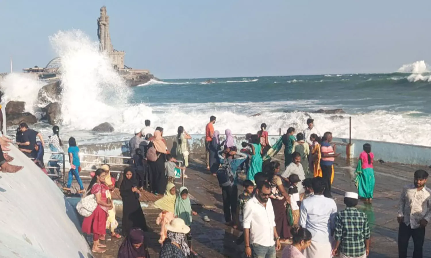 கன்னியாகுமரியில் திடீர் கடல் சீற்றம்- ராட்சத அலைகள் எழுந்ததால் சுற்றுலா பயணிகள் அச்சம் கன்னியாகுமரியில் திடீர் கடல் சீற்றம்- ராட்சத அலைகள் எழுந்ததால் சுற்றுலா பயணிகள் அச்சம்