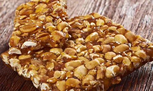 அரசுப்பள்ளிகளில் மதிய உணவில் கடலை மிட்டாய்க்கு தடை- முட்டை, வாழைப்பழம் வழங்க உத்தரவு