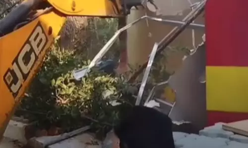 சாலையை ஆக்கிரமித்து கட்டப்பட்ட த.வெ.க. அலுவலகம் இடிப்பு