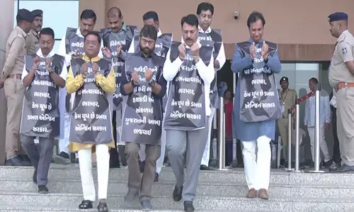 USA-ல் இருந்து நாடு கடத்தப்படும் இந்தியர்கள்.. காங்கிரஸ் MLA-க்கள் கைகளில் விலங்கிட்டு போராட்டம்