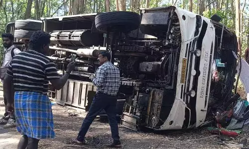 மூணாறில் சுற்றுலா பேருந்து கவிழ்ந்து விபத்து- 2 பேர் உயிரிழப்பு