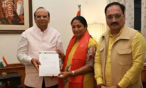 ஆளுநருடன் சந்திப்பு: ஆதரவு கடிதத்துடன் ஆட்சி அமைக்க உரிமை கோரினார் ரேகா குப்தா