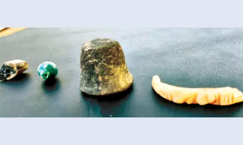 விஜயகரிசல்குளம் அகழாய்வில் கிடைத்த கல்மணி, கண்ணாடி மணி