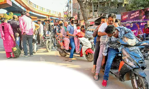 கும்பமேளா பக்தர்களை மோட்டார் சைக்கிளில் அழைத்து சென்று ரூ.5 ஆயிரம் வரை சம்பாதிக்கும் கல்லூரி மாணவர்கள்