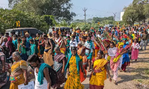 தைப்பூசத்திற்கு பின்பும் குறையாத கூட்டம்- அலகு குத்தி, பறவை காவடி எடுத்து பக்தர்கள் நேர்த்திக்கடன்