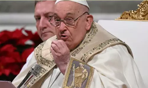 போப் பிரான்சிஸ் உடல்நிலை சிறிது முன்னேற்றம் அடைந்துள்ளது: வாடிகன் தகவல்