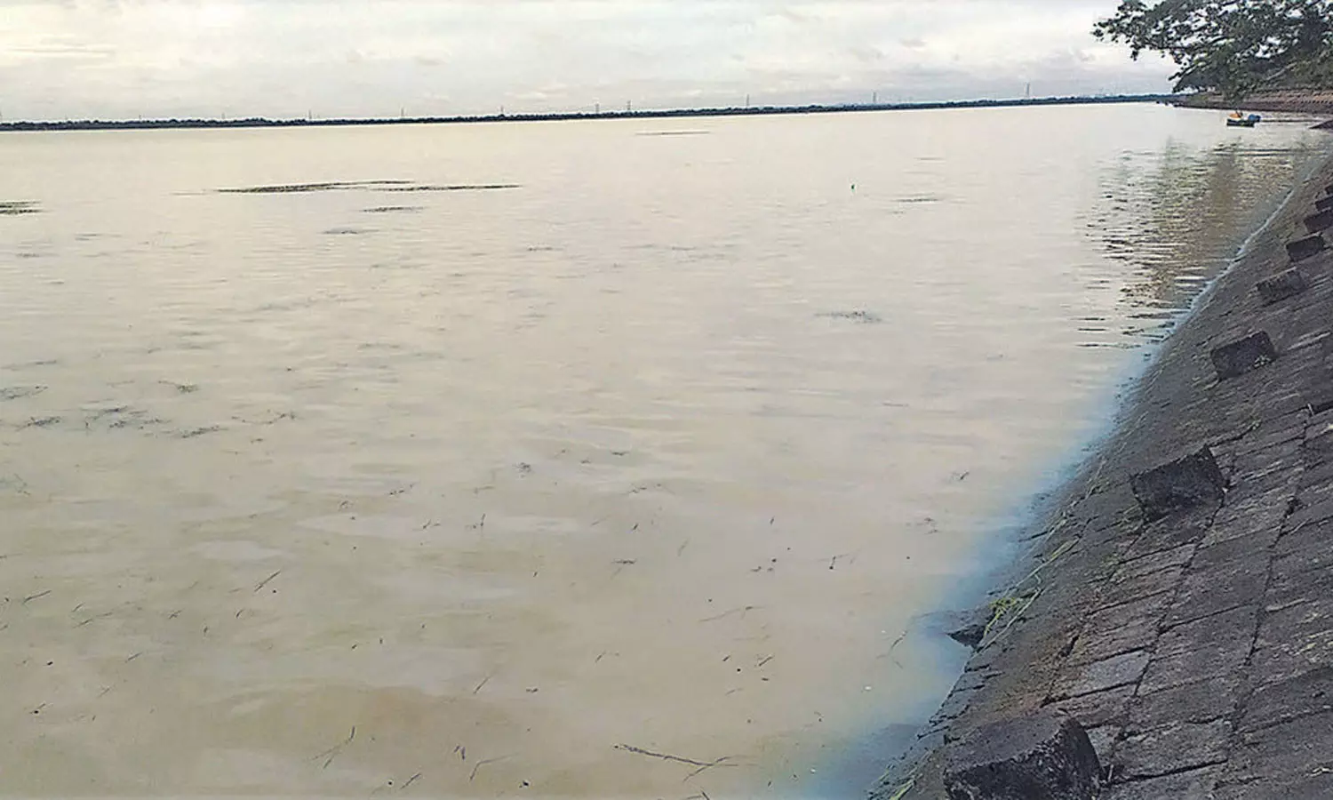 வெயில் அதிகரித்து வருவதால் வீராணம் ஏரியின் நீர் மட்டம் குறைகிறது