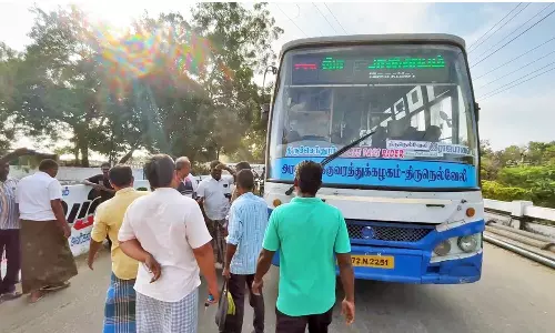 ஸ்ரீவைகுண்டம் ஊருக்குள் செல்லாமல் சென்ற அரசு பஸ்கள் சிறைபிடிப்பு- பொதுமக்கள் போராட்டம்