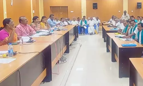 தலைமைச் செயலகத்தில் அதிகாரிகள் பெயர் பலகை ஆங்கிலத்தில் இருப்பது ஏன்? விவசாயி கேள்விக்கு கலெக்டர் விளக்கம்