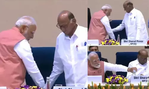 VIDEO: இருக்கையில் அமர சரத் பவாருக்கு உதவி செய்த பிரதமர் மோடி