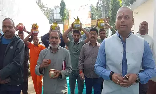 உ.பி.  சிறைக்கு கொண்டு வரப்பட்ட திரிவேணி சங்கம நீர்- புனித நீராடிய 90 ஆயிரம் கைதிகள்