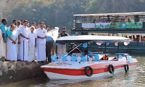 பெரியாறு அணை கண்காணிப்பு பணிக்காக கேரள படகிற்கு தமிழக விவசாயிகள் எதிர்ப்பு