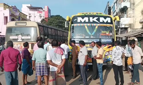 ஸ்ரீவைகுண்டம் ஊருக்குள் வர மறுத்த தனியார் பஸ் சிறைபிடிப்பு: பொதுமக்கள் 3-வது நாளாக போராட்டம்