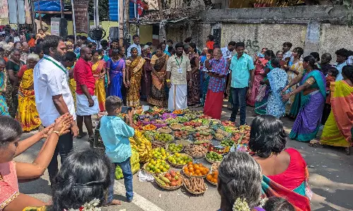 பழனி முருகன் கோவிலில் சீர்வரிசை பொருட்களுடன் பழங்குடியின மக்கள் வழிபாடு