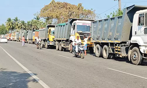 கடுமையான விலையேற்றம்: கட்டுமான பொருட்களை ஏற்றி வந்த லாரிகளை மறித்து ஒப்பந்ததாரர்கள் போராட்டம்
