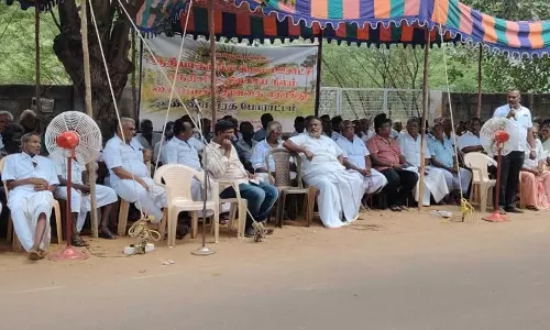 குலசேகரன்பட்டினத்தில் விண்வெளி பூங்கா அமைக்க விவசாய நிலங்களை கையகப்படுத்த எதிர்ப்பு தெரிவித்து உண்ணாவிரதம்