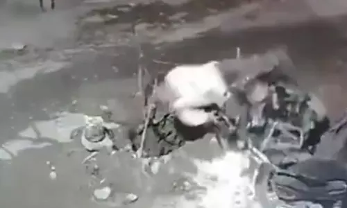 VIDEO: பைக்குடன் சாலையின் நடுவில் இருந்த குழியில் விழுந்த நபர்...