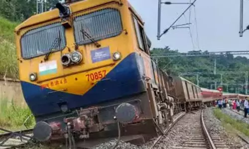 கொல்கத்தா- சென்னை விரைவு ரெயில் தடம் புரண்டு விபத்து