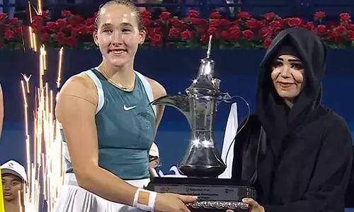 துபாய் ஓபன் டென்னிஸ்: சாம்பியன் பட்டம் வென்ற 17 வயது ரஷிய வீராங்கனை