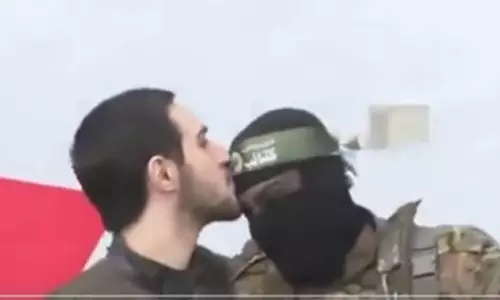 மேலும் 6 பேர் விடுவிப்பு: மகிழ்ச்சியில் ஹமாஸ் அமைப்பினரை முத்தமிட்ட பிணைக்கைதி