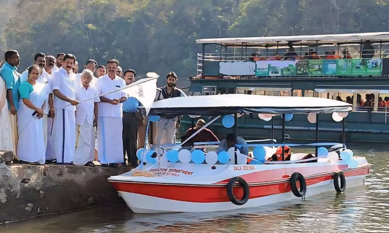 பெரியாறு அணை கண்காணிப்பு பணிக்காக கேரள படகிற்கு தமிழக விவசாயிகள் எதிர்ப்பு