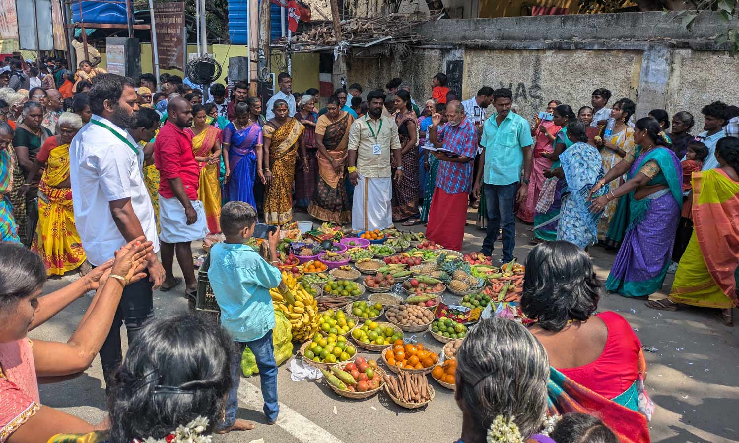 பழனி முருகன் கோவிலில் சீர்வரிசை பொருட்களுடன் பழங்குடியின மக்கள் வழிபாடு