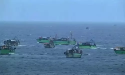 தமிழக மீனவர்கள் 32 பேர் சிறைபிடிப்பு - இலங்கை கடற்படை அட்டூழியம்