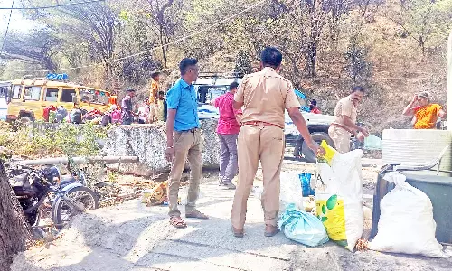 போடியில் சாராயம், புகையிலை பொருட்களுடன் வடமாநில கும்பல் கைது