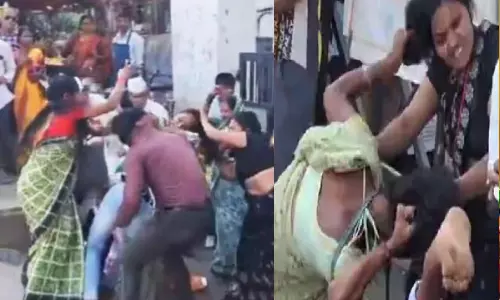 VIDEO: நீதிமன்ற வாசலில் குடுமிப்பிடி சண்டை.. மாமியார் - மருமகள் ஆக்ரோஷ மோதல்