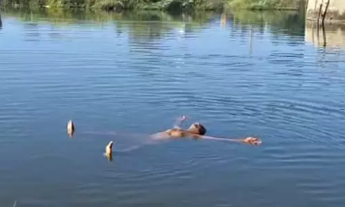 தாமிரபரணி ஆற்றில் மிதந்து விழிப்புணர்வு யோகா செய்த 72 வயது முதியவர்