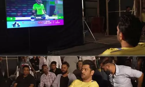 VIDEO: இந்தியா - பாகிஸ்தான் போட்டியை கண்டுகளிக்கும் எம்.எஸ்.தோனி