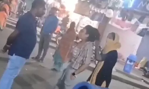 தருமபுரி பேருந்து நிலையத்தில் ரகளையில் ஈடுபட்ட 2 பெண்கள் கைது