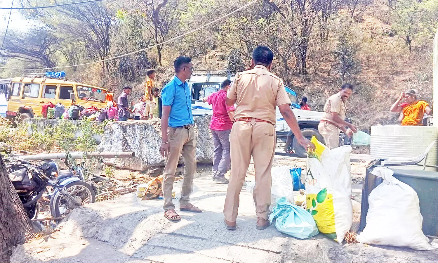 போடியில் சாராயம், புகையிலை பொருட்களுடன் வடமாநில கும்பல் கைது போடியில் சாராயம், புகையிலை பொருட்களுடன் வடமாநில கும்பல் கைது