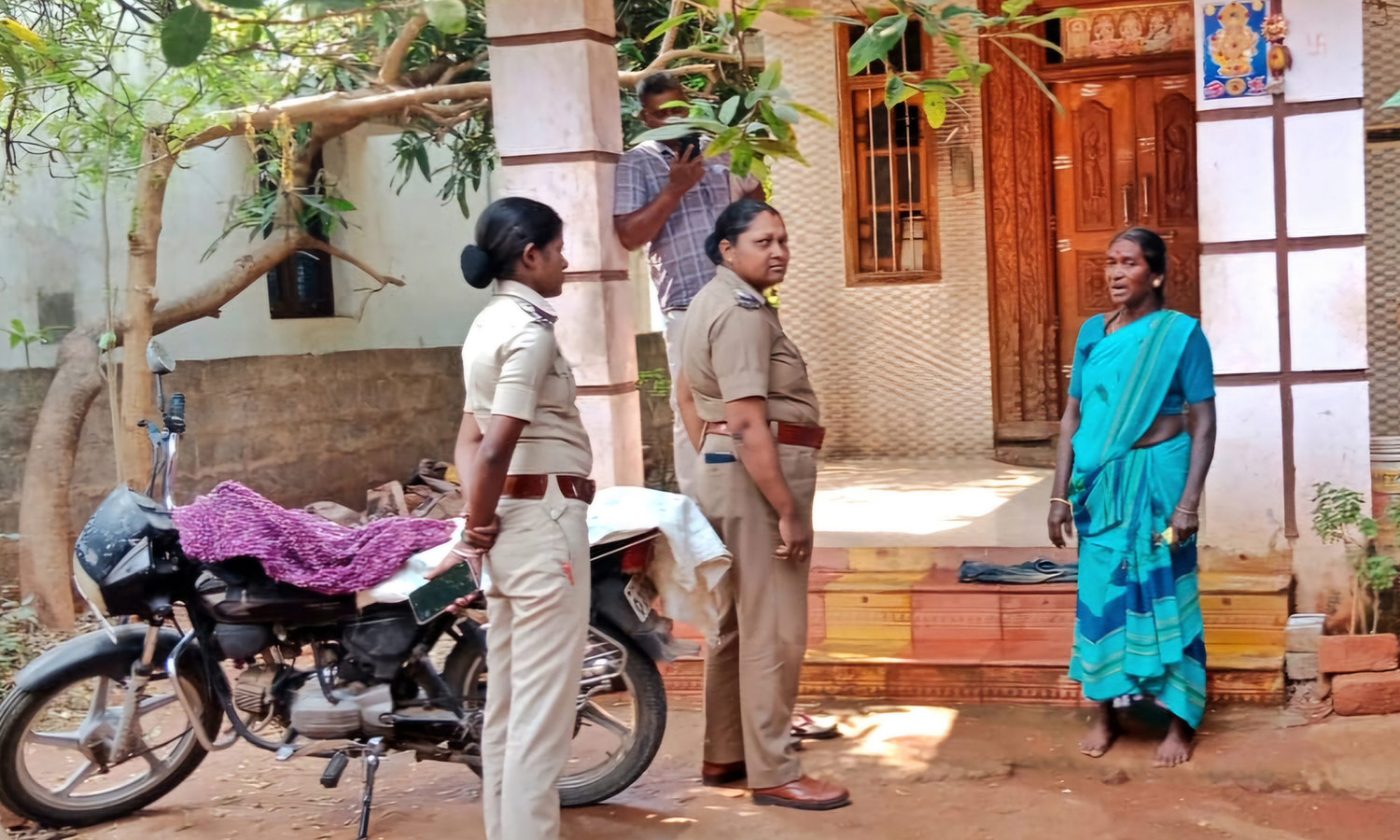 குடும்ப சண்டையை விலக்க சென்றவரின் வீட்டில் மண்ணெண்ணை குண்டு வீச்சு