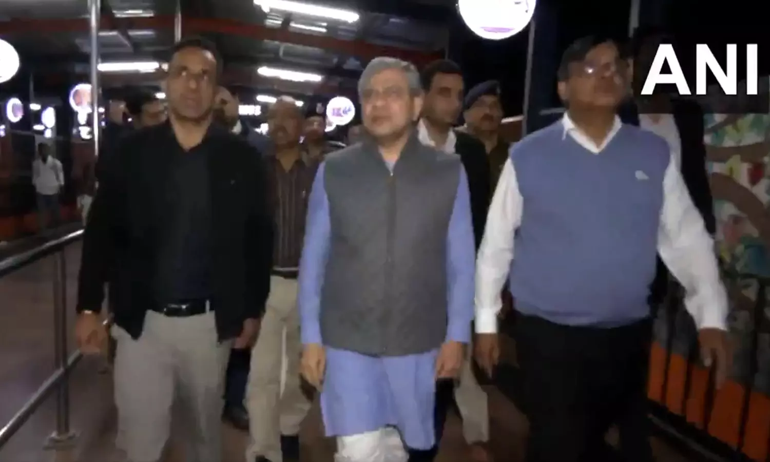 டெல்லி ரெயில் நிலையத்தில் மத்திய அமைச்சர் அஸ்வினி வைஷ்ணவ் ஆய்வு